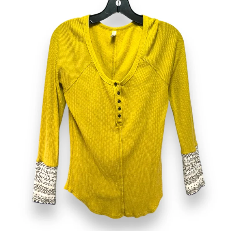 Sporty Sweatshirts Top Long Sleeve By Free People In Yellow, Size: L
